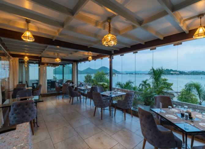 Rooftop LakeView Restaurants Near Fateh Sagar Lake in Udaipur
